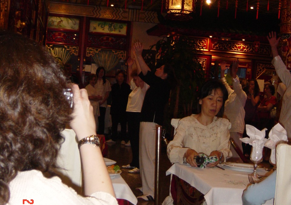 Restaurante Donbom Ana Zaragoza dirigiendo Movimientos de Wubaomen Qi Gong